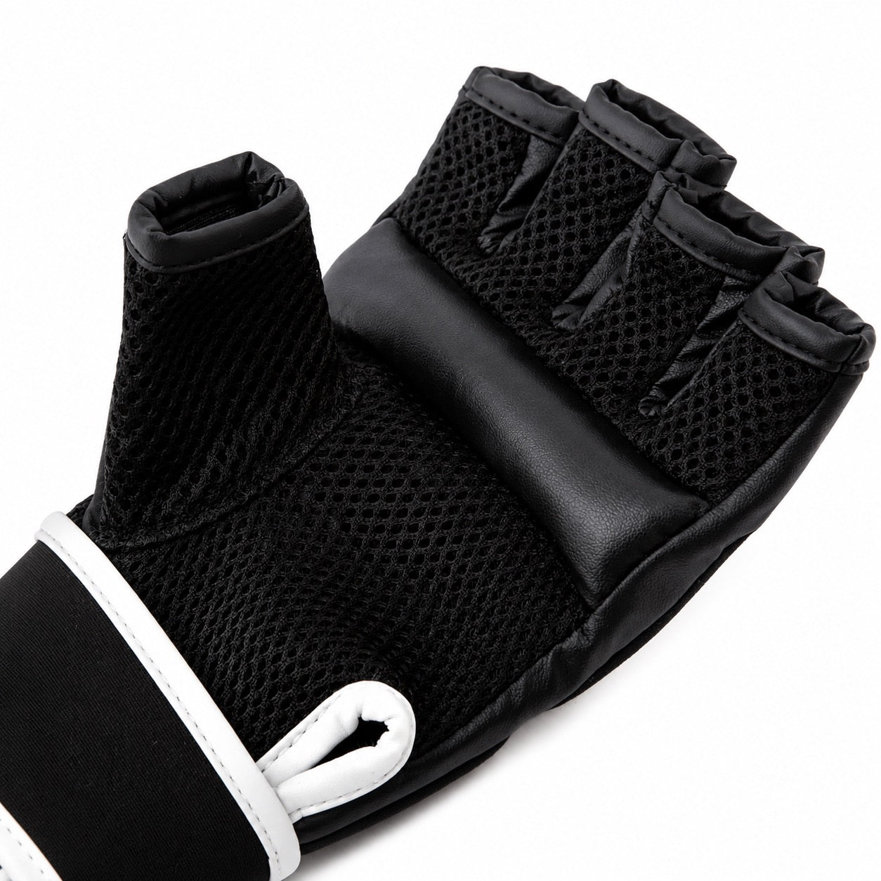 EVERLAST CORE KICKBOXING GLOVE, BLACK