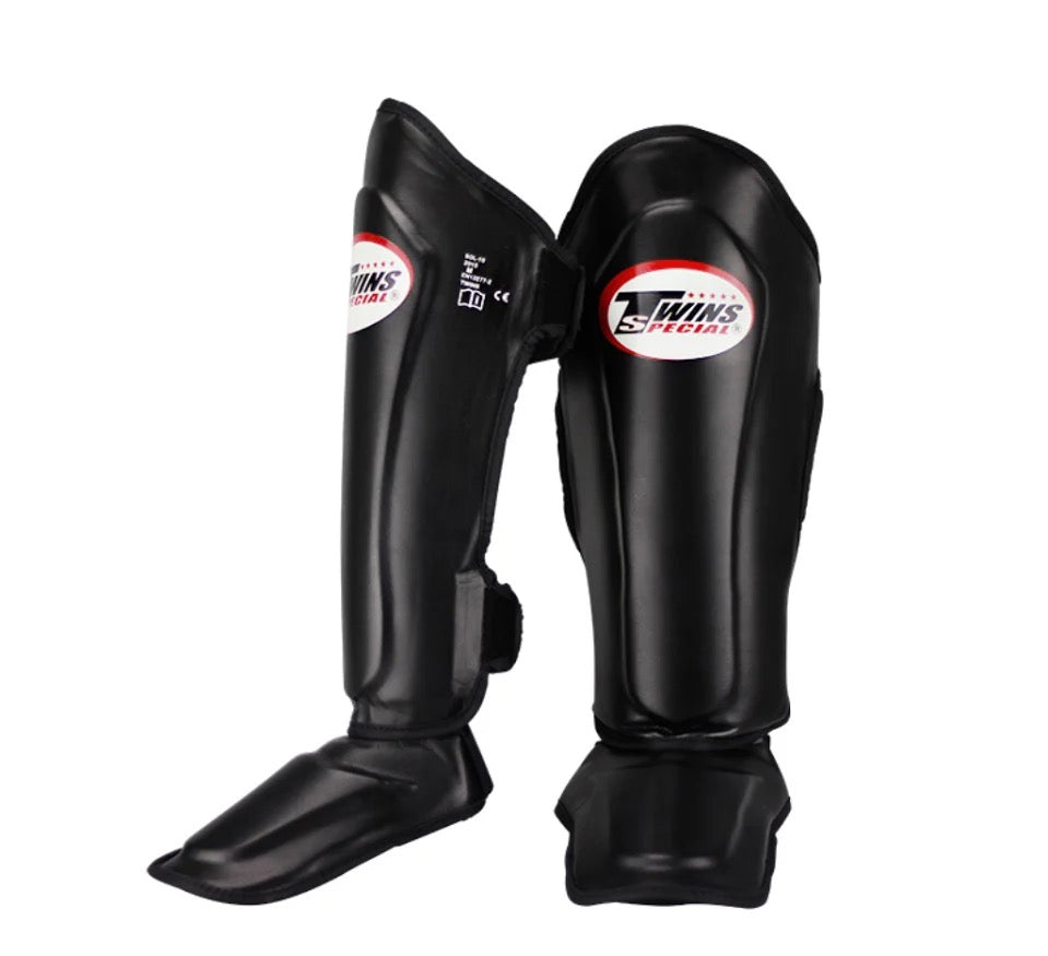 Twins Bundel – BGVL3 Air Handschoenen & BSGL10 Scheenbeschermers 16 oz