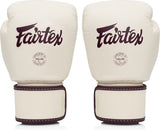 Fairtex bokshandschoenen van leer voor boksen en kickboksen in wit met rood