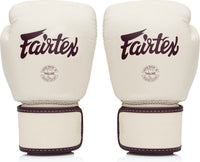 Fairtex bokshandschoenen van leer voor boksen en kickboksen in wit met rood
