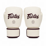 Fairtex bokshandschoenen van leer voor boksen en kickboksen in wit met rood