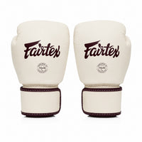 Fairtex bokshandschoenen van leer voor boksen en kickboksen in wit met rood