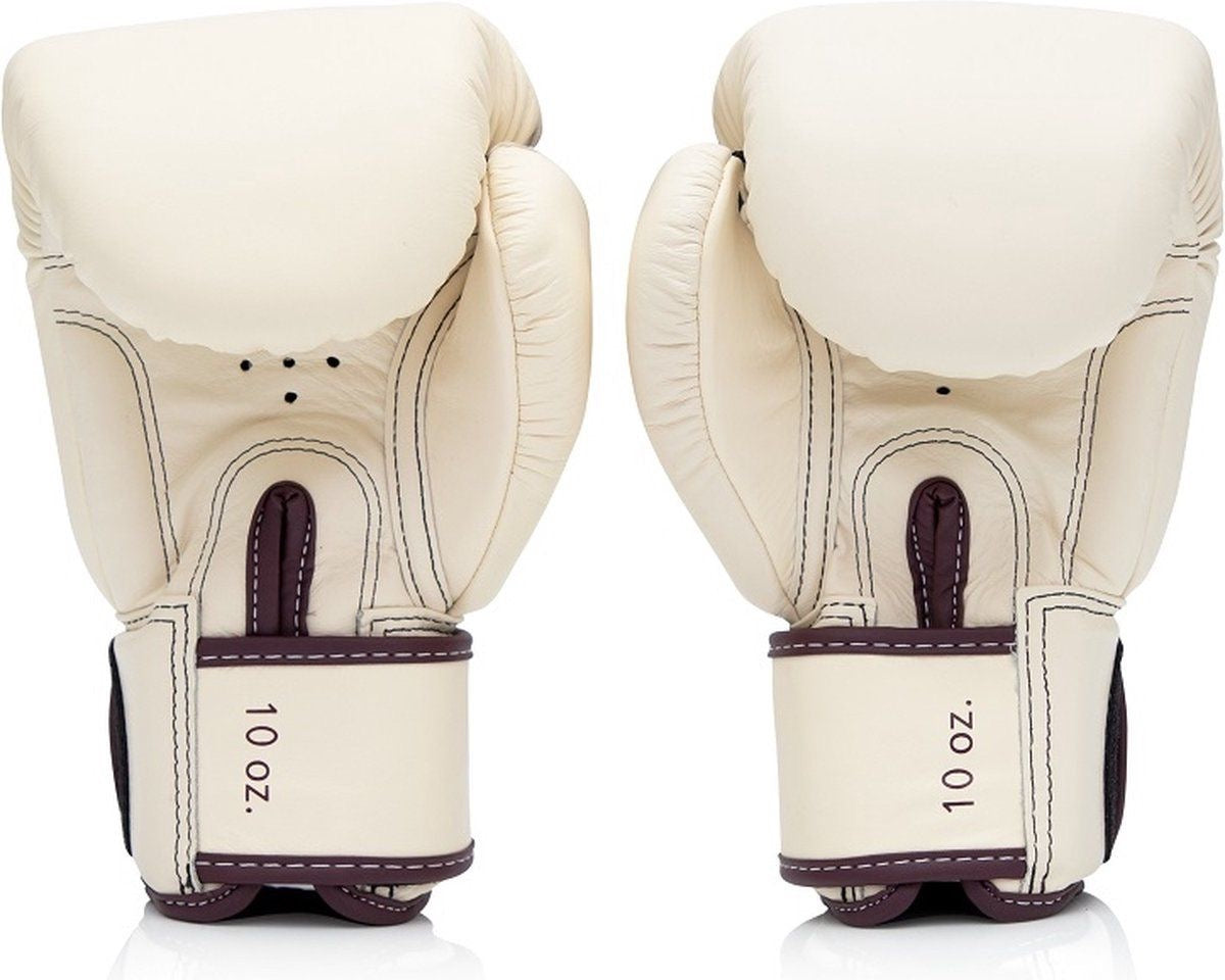 Fairtex bokshandschoenen van leer voor boksen en kickboksen in wit met rood