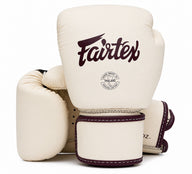 Fairtex bokshandschoenen van leer voor boksen en kickboksen in wit met rood