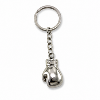 Zilverkleurige sleutelhanger van een bokshandhandschoen