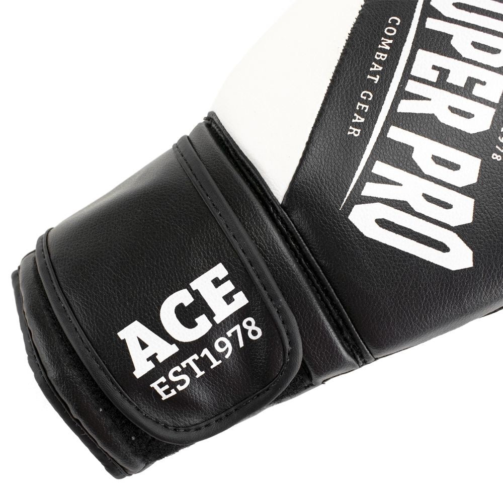 Superpro ace (kick)bokshandschoen in de kleuren zwart en wit