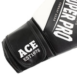Superpro ace (kick)bokshandschoen in de kleuren zwart en wit