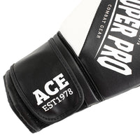 Superpro ace (kick)bokshandschoen in de kleuren zwart en wit