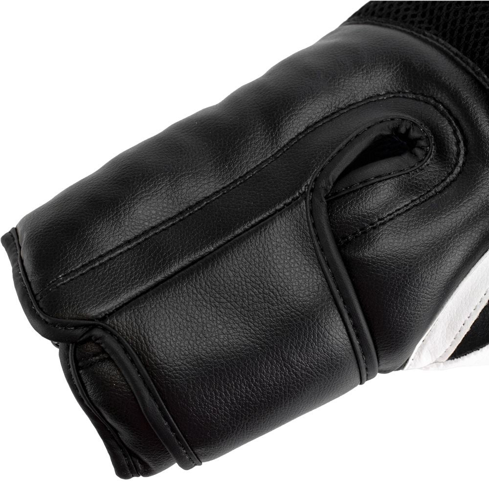 Superpro ace (kick)bokshandschoen in de kleuren zwart en wit