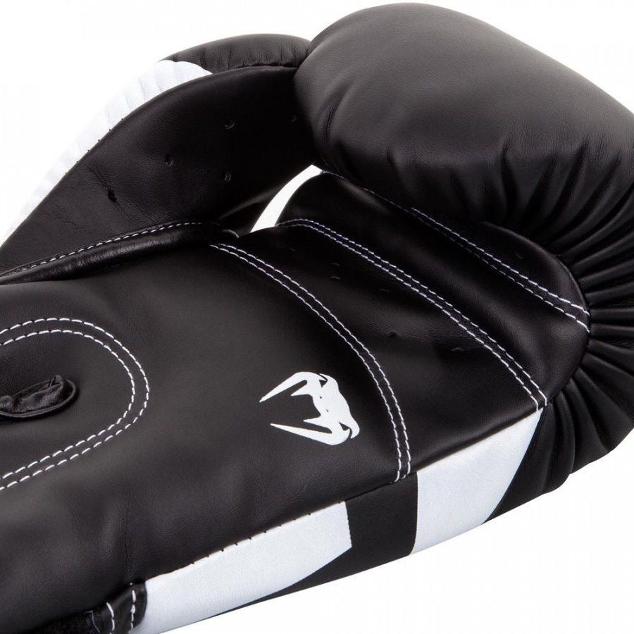 Venum bokshandschoenen zwart en wit 